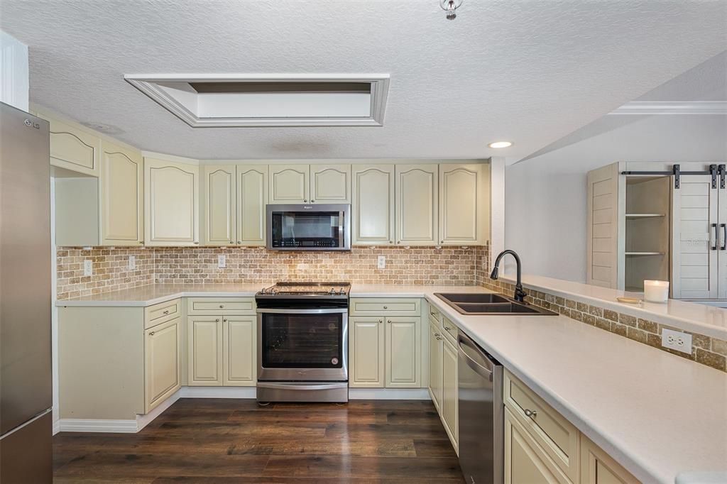 1381 Curlew Road Dunedin, FL 34698 - Photo 12 of 37