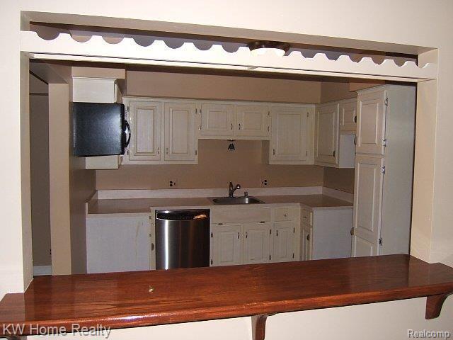 1824 Van Hill Court, Unit 40 Rochester, MI 48309 - Photo 7 of 8 1824 Van Hill 004