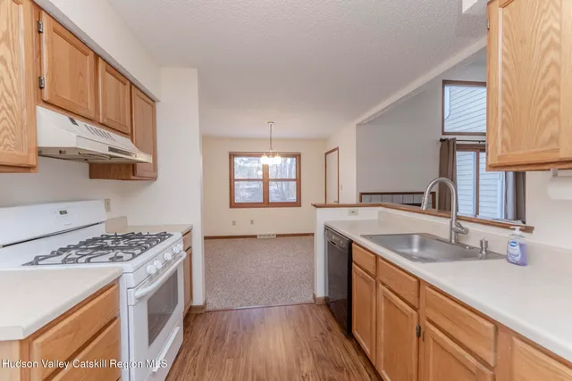 $299,900 | 5 Cottonwood Circle, Saugerties, NY 12477