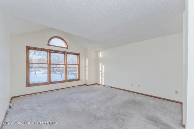 $299,900 | 5 Cottonwood Circle, Saugerties, NY 12477