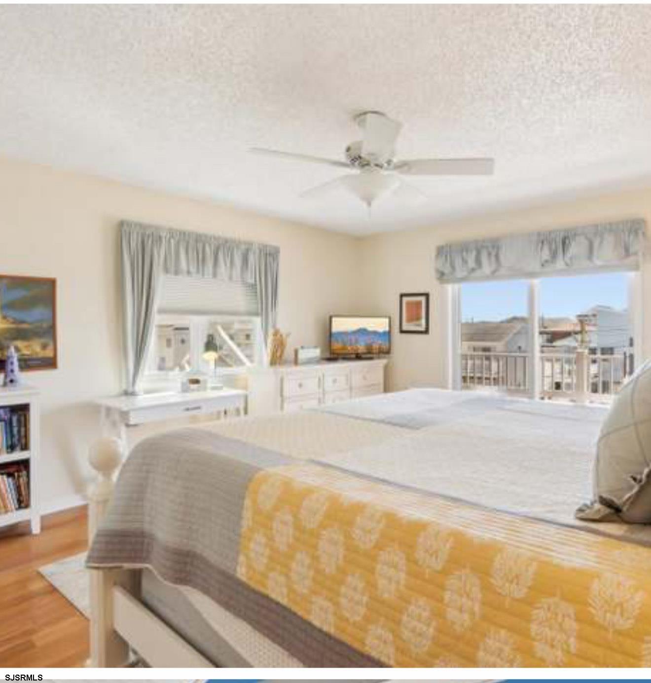 205 4th Street North, Unit 205B Brigantine, NJ 08203 - Photo 5 of 19 a living room with a bed furniture and kitchen view