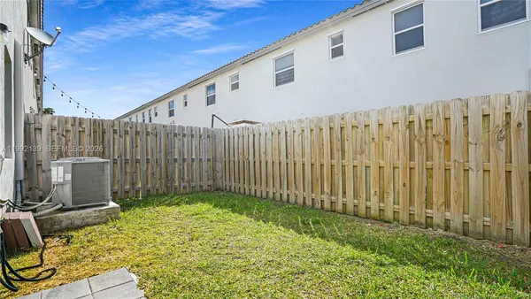 a view of an house with backyard and deck