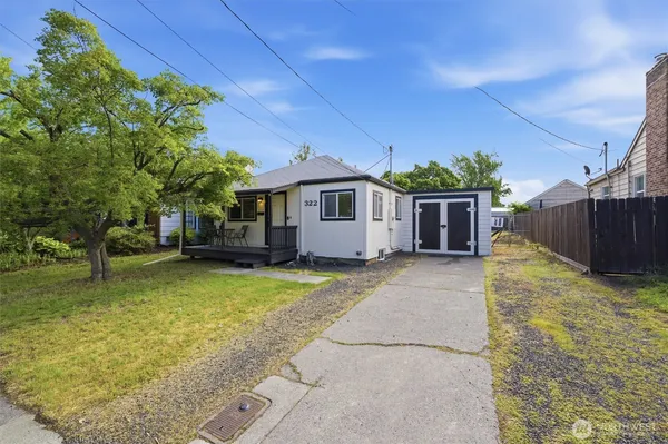 a view of a house with a yard