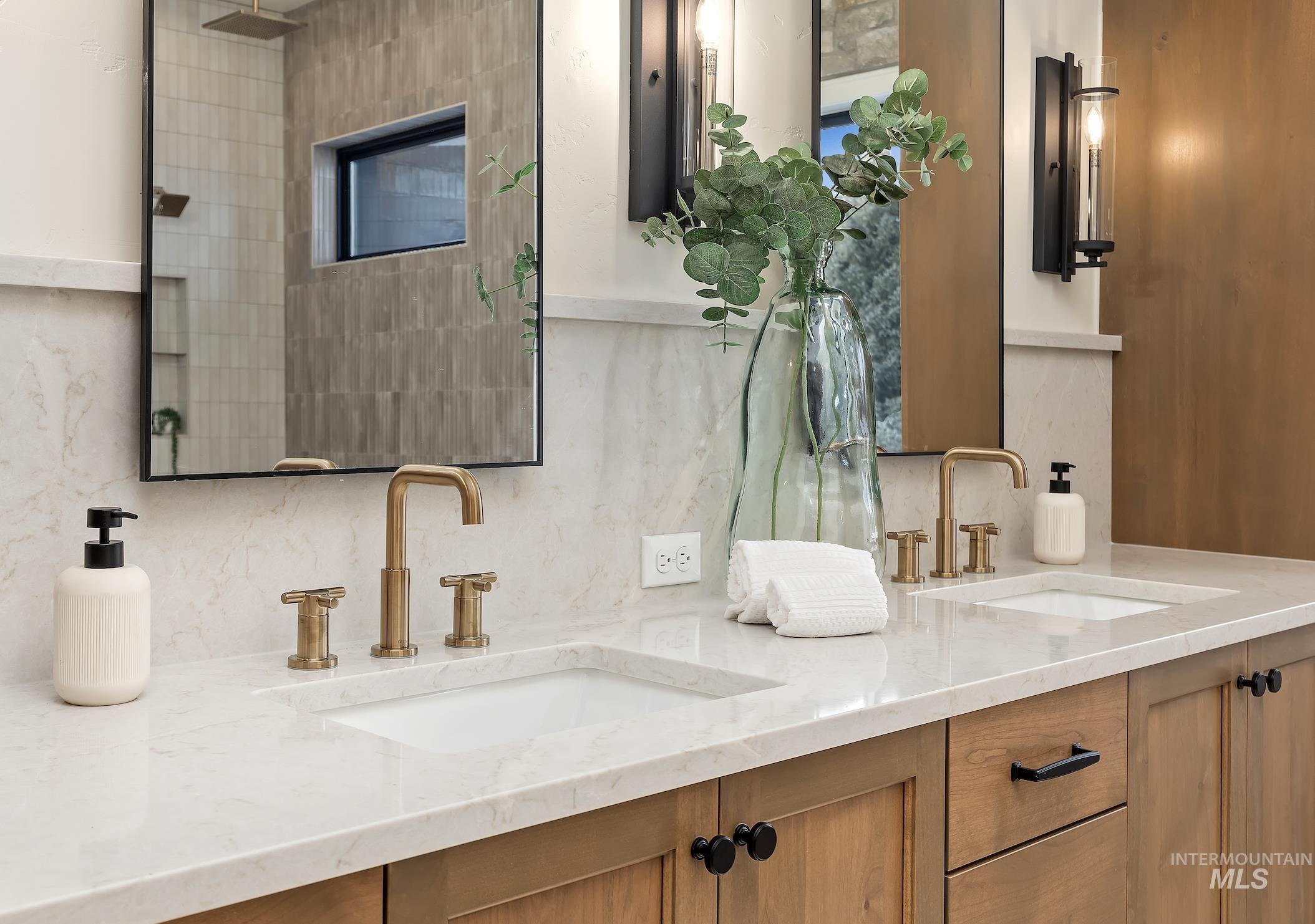 2834 West Cassia Street Boise, ID 83705 - Photo 8 of 15 Bathroom featuring double vanity and backsplash