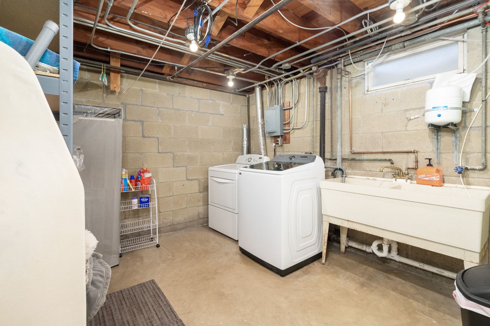 1008 Westminster Road Joliet, IL 60435 - Photo 22 of 28 a utility room with dryer and washer