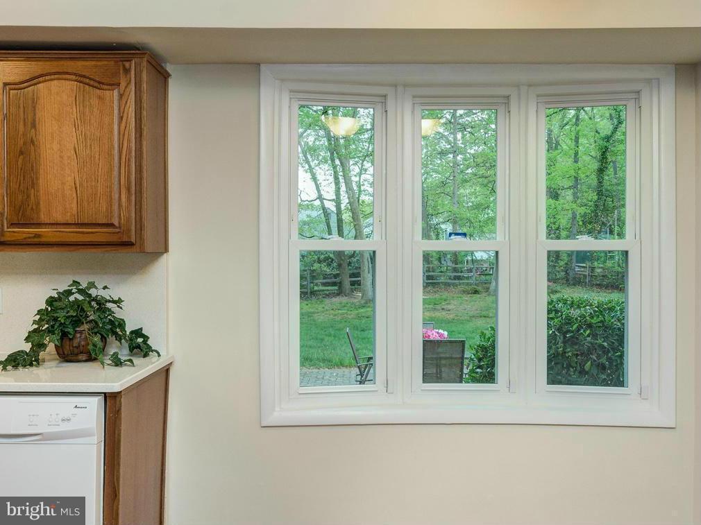 16107 Kent Road Laurel, MD 20707 - Photo 9 of 28 Eat-in area with bay window overlooking backyard