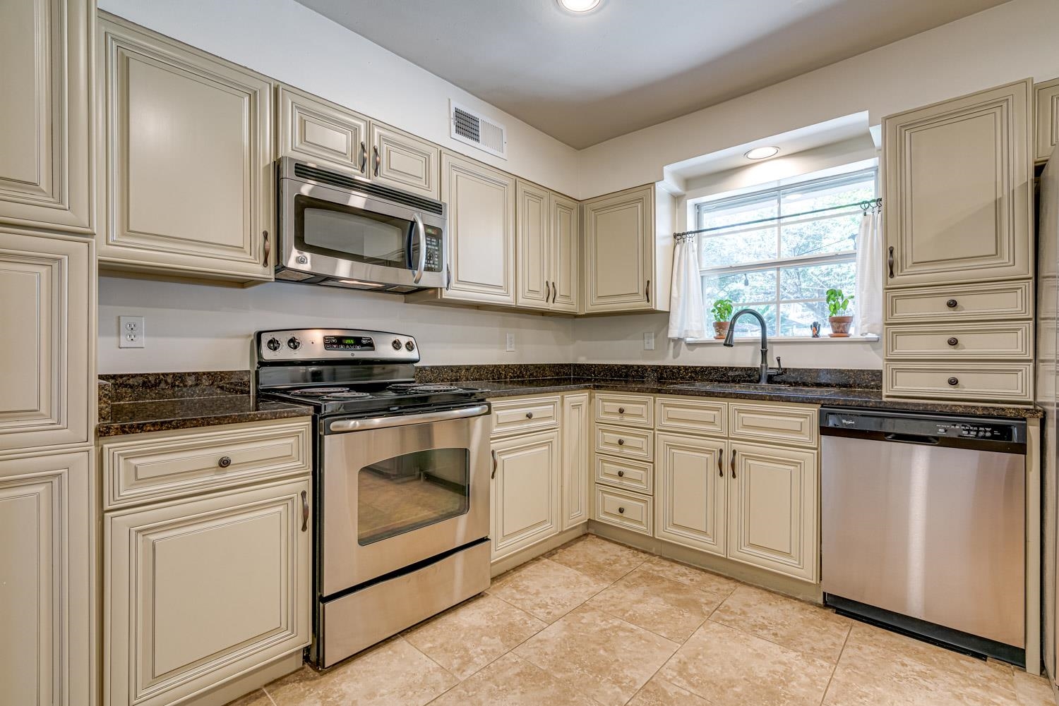4172 Barfield Road Memphis, TN 38117 - Photo 4 of 18