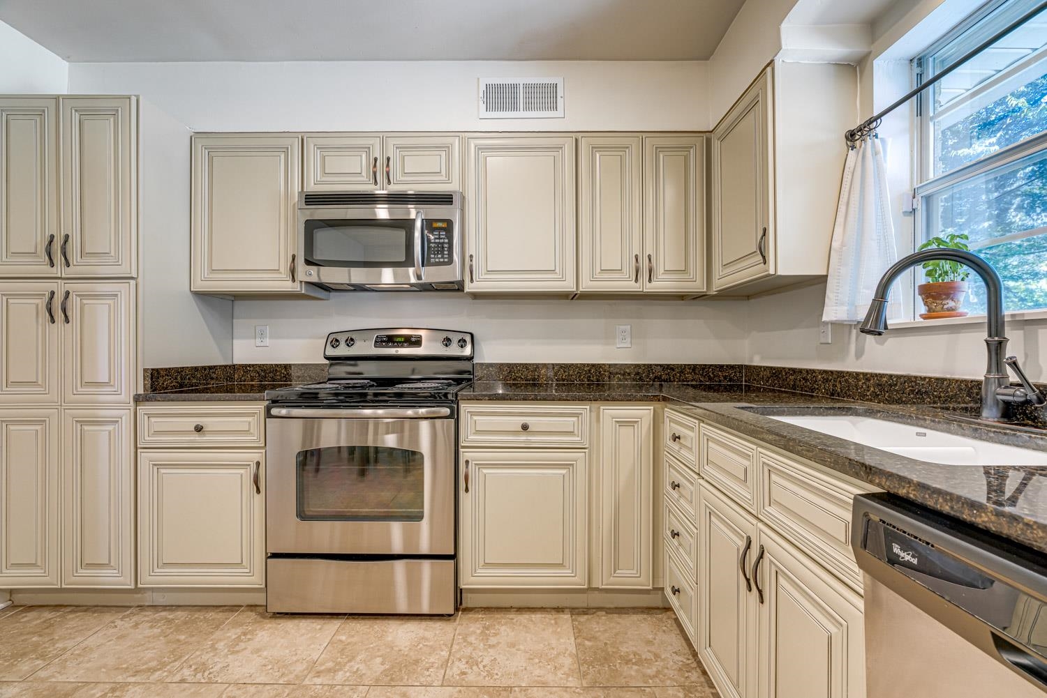 4172 Barfield Road Memphis, TN 38117 - Photo 5 of 18