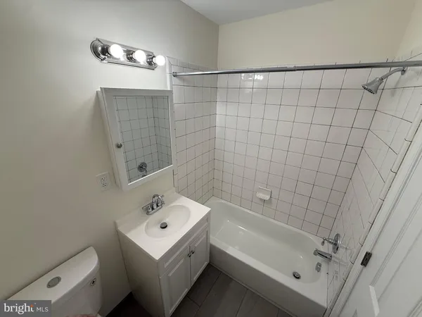 $2,000 | 2754 Hollywood Road, Unit 304, Falls Church, VA 22043