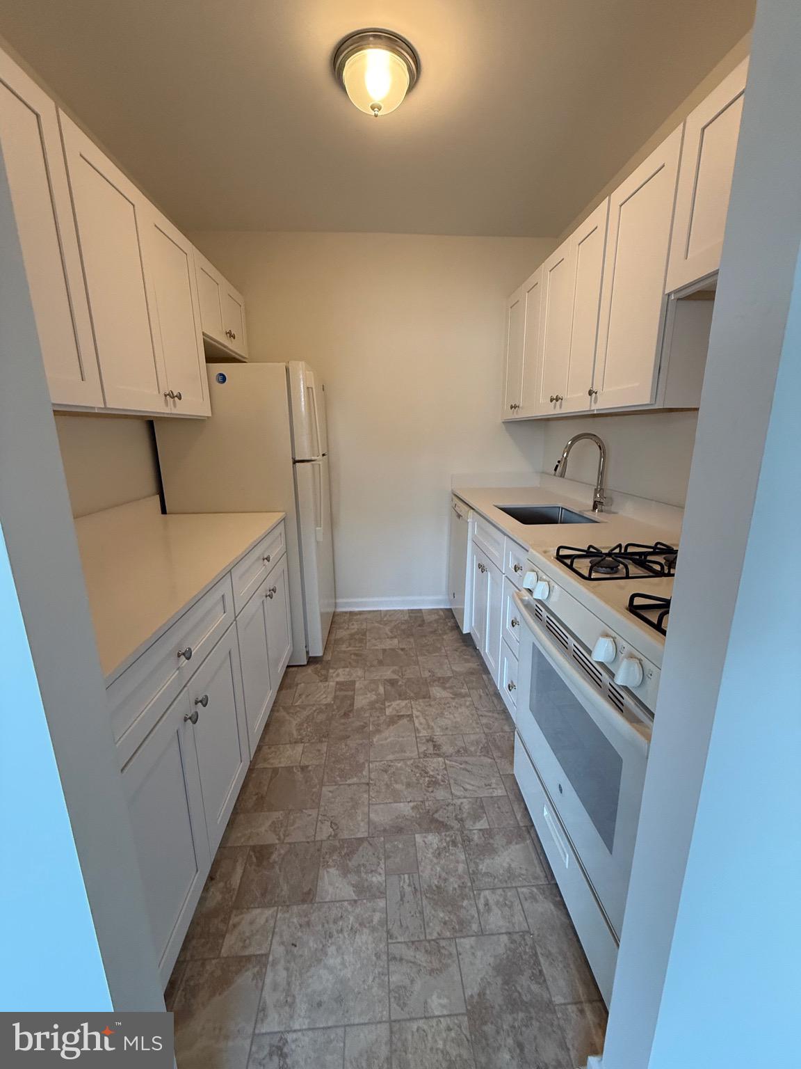 2754 Hollywood Road, Unit 304 Falls Church, VA 22043 - Photo 4 of 14 Kitchen