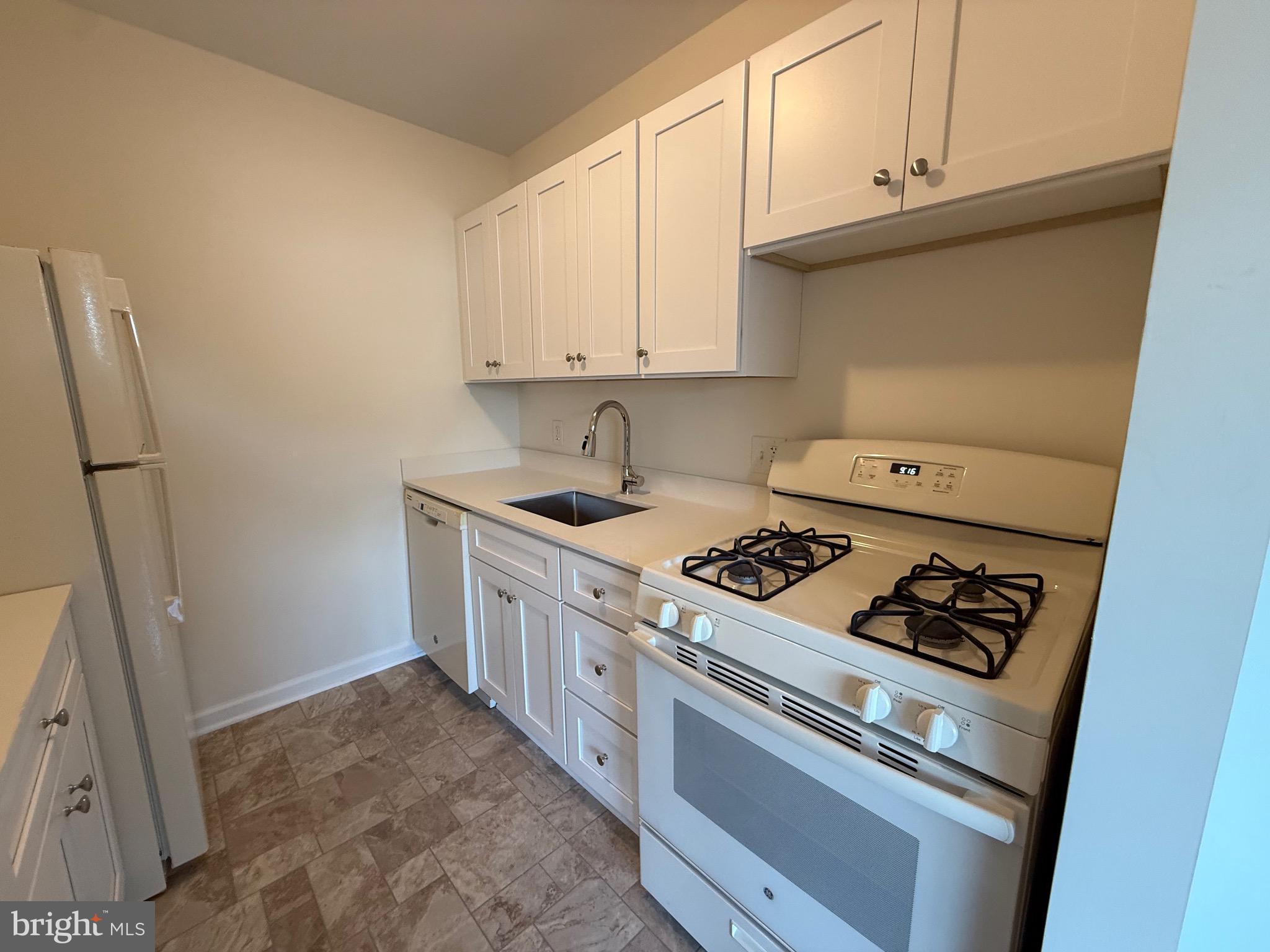 2754 Hollywood Road, Unit 304 Falls Church, VA 22043 - Photo 5 of 14 Kitchen