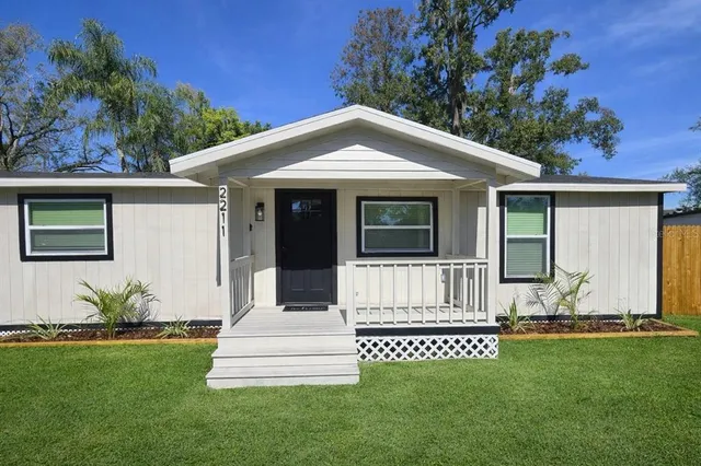 a view of a house with a yard