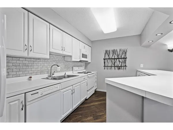 $135,000 | 10411 Cedar Lake Road, Unit 213, Minnetonka, MN 55305