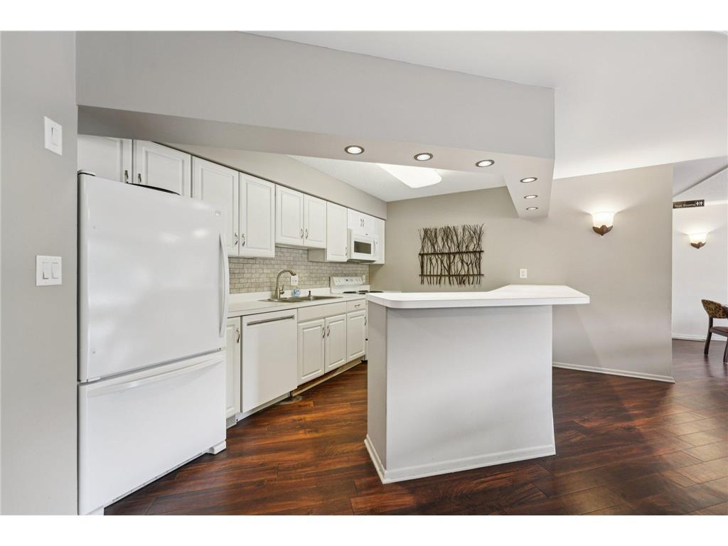 10411 Cedar Lake Road, Unit 213 Minnetonka, MN 55305 - Photo 34 of 41