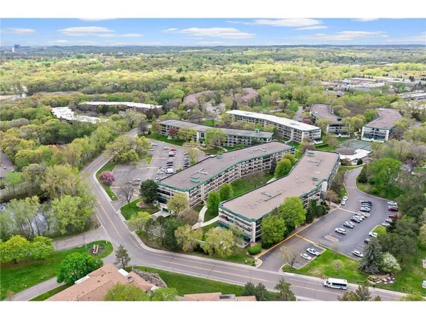 $135,000 | 10411 Cedar Lake Road, Unit 213, Minnetonka, MN 55305