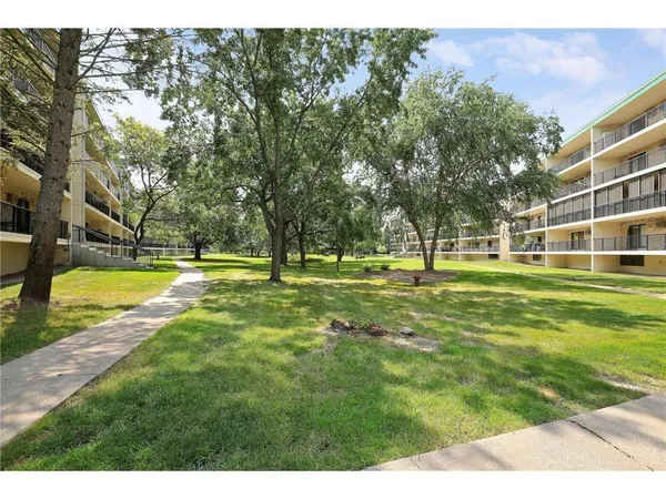 $135,000 | 10411 Cedar Lake Road, Unit 213, Minnetonka, MN 55305