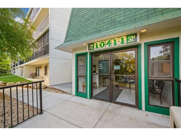 $135,000 | 10411 Cedar Lake Road, Unit 213, Minnetonka, MN 55305