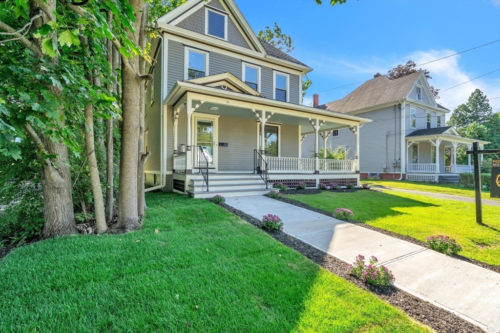 31 Park Street Northampton, MA 01062 - Photo 3 of 40 front view of a house with a yard