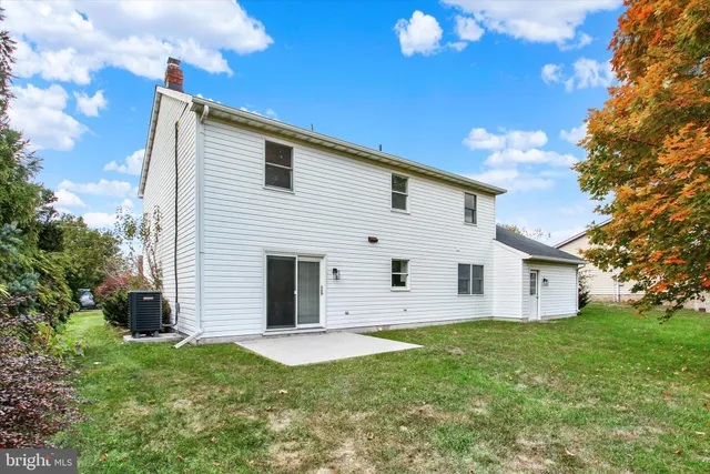 a view of a house with backyard