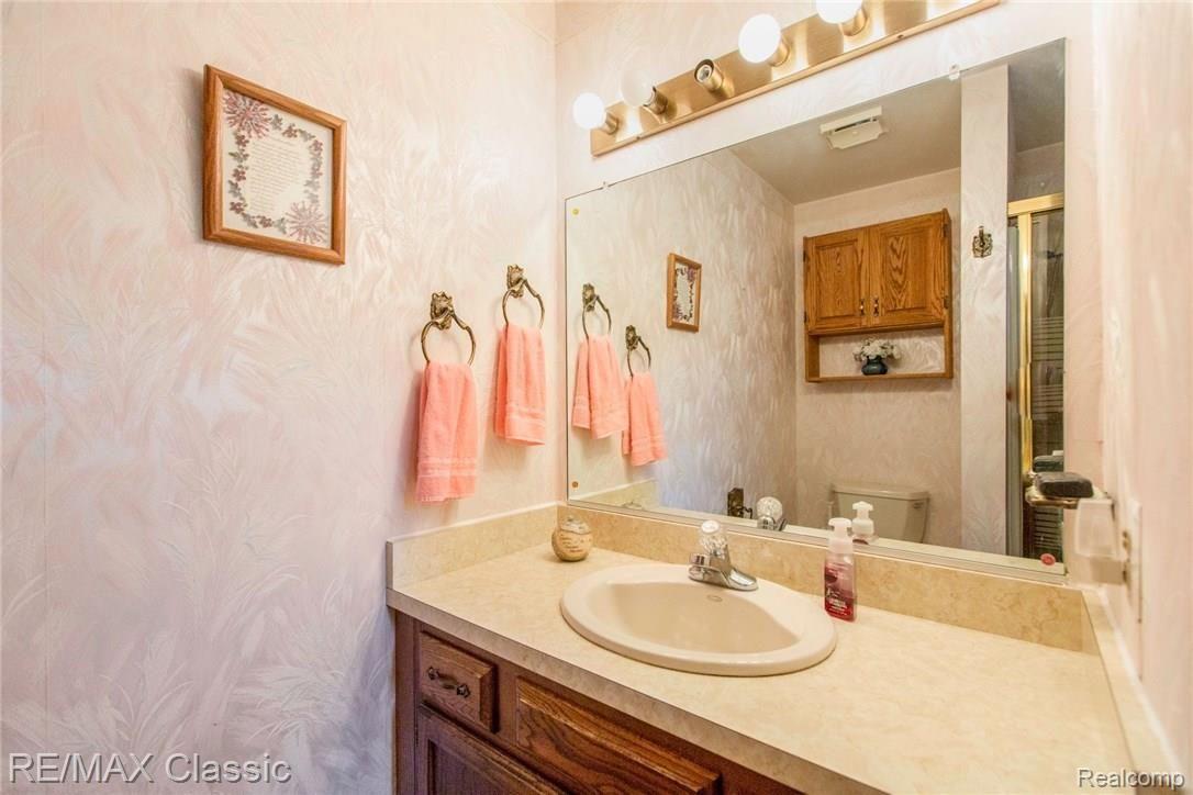 21801 Garfield Road Northville, MI 48167 - Photo 14 of 29 Master Bathroom