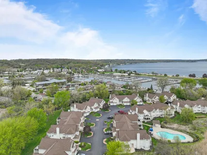 $995,000 | 401 Abbey Ridge Court, Fontana, WI 53125