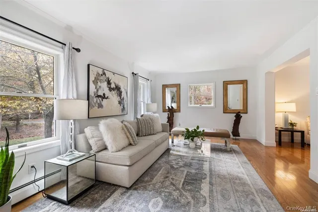 $1,199,999 | 4 Wooded Lane, Hampton Bays, NY 11946