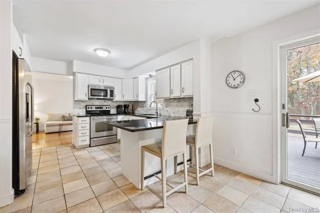 $1,199,999 | 4 Wooded Lane, Hampton Bays, NY 11946