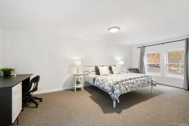 $1,199,999 | 4 Wooded Lane, Hampton Bays, NY 11946