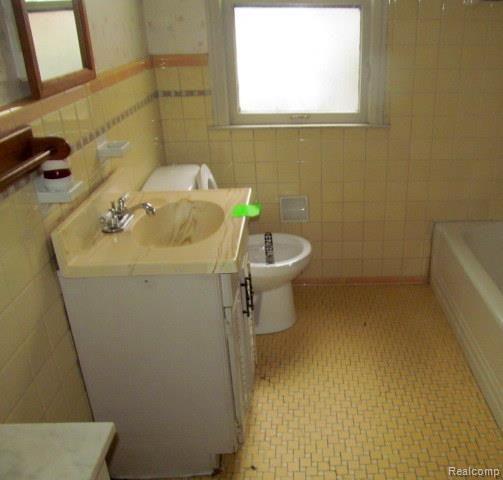 2781 8 Mile Road Warren, MI 48091 - Photo 6 of 10 IMG_8222-1.jpg