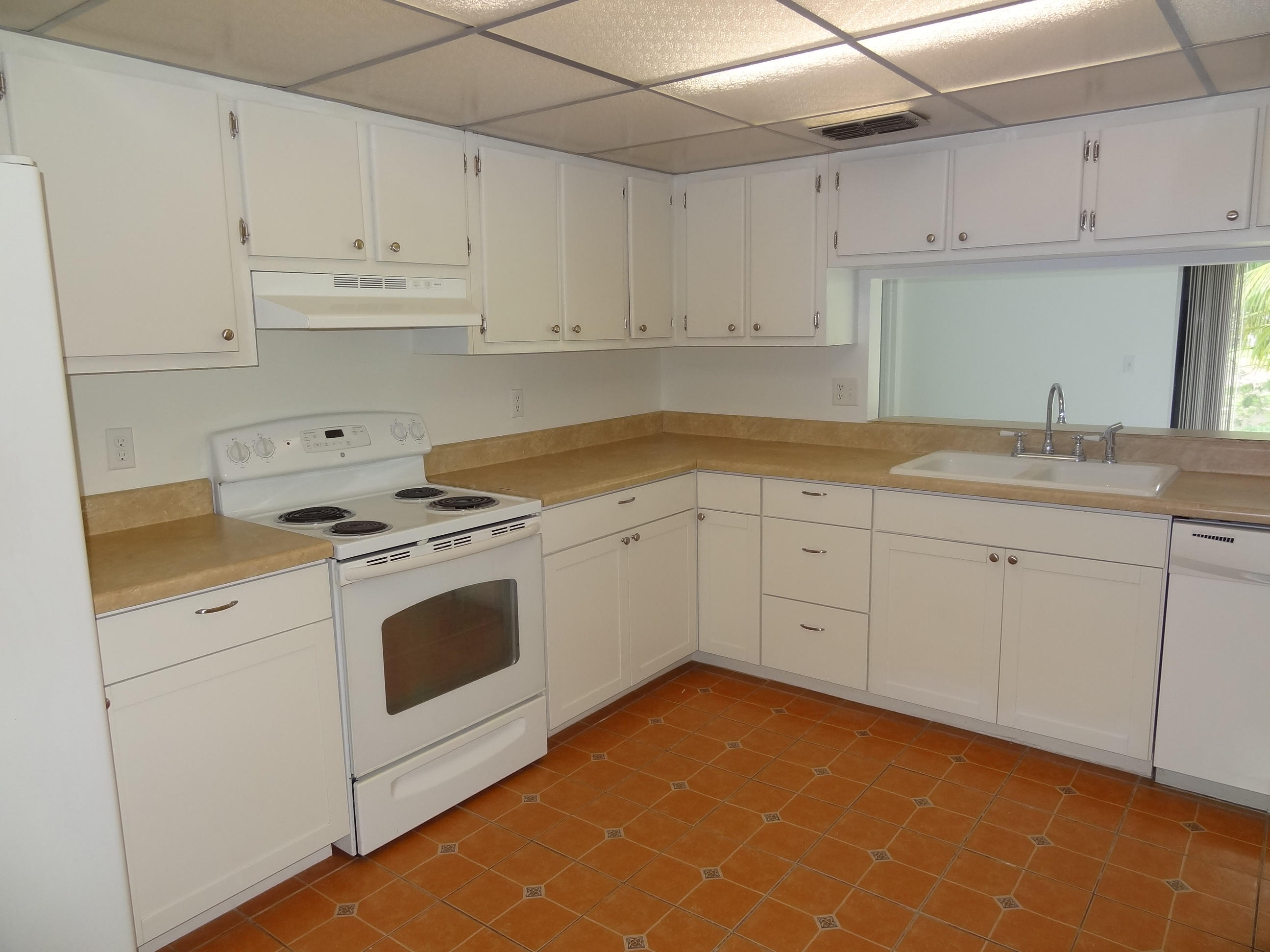 9781 Alaska Circle Boca Raton, FL 33434 - Photo 5 of 39 SPACIOUS KITCHEN