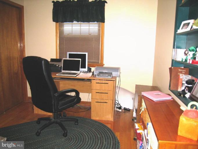 757 Hawthorne Road Linthicum Heights, MD 21090 - Photo 15 of 23 a workspace with furniture and mirror