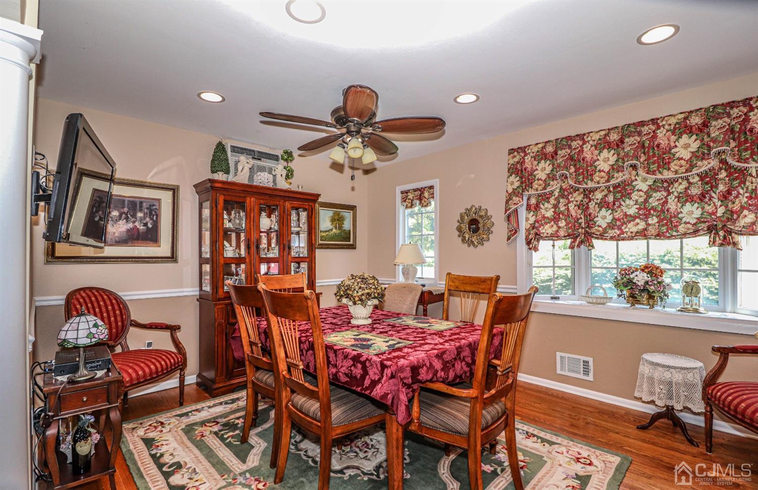 32 Monaghan Road Edison, NJ 08817 - Photo 5 of 35 a dining room with furniture and window