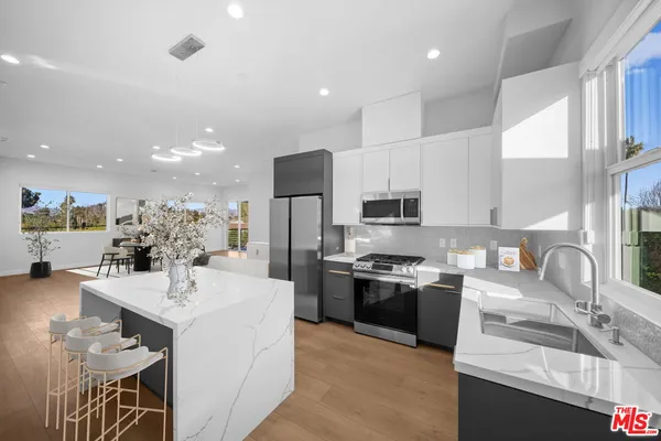 $5,250 | 13846 Moorpark Street, Unit 201, Sherman Oaks, CA 91423