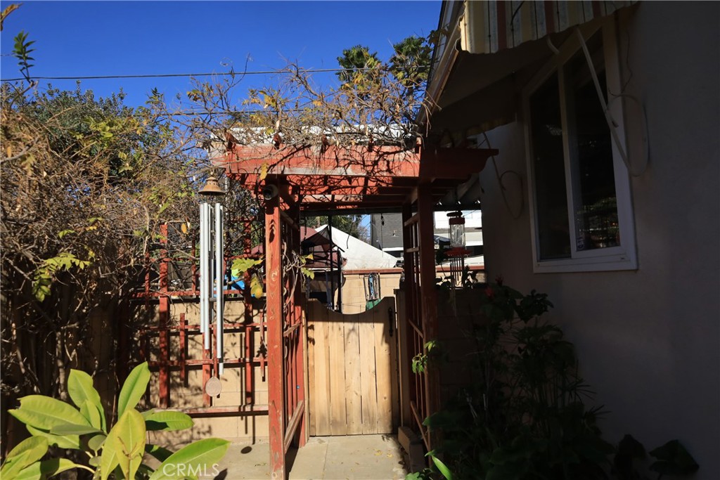 4389 Beverly Court Riverside, CA 92506 - Photo 4 of 14 a view of entryway