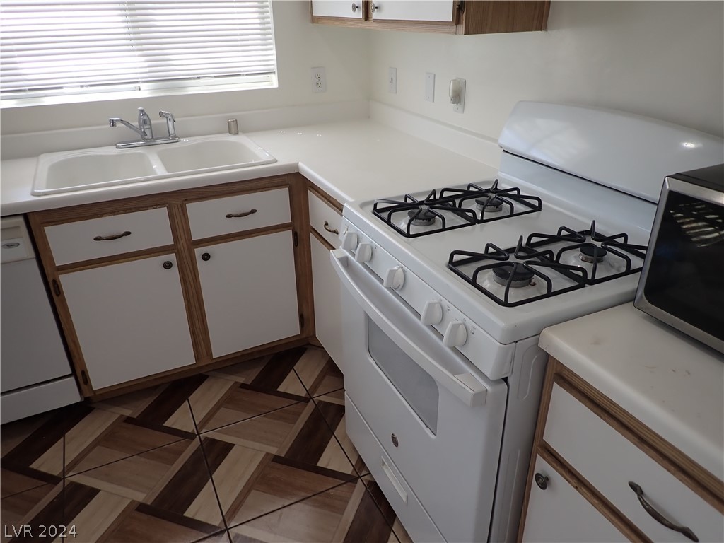 872 Adobe Flat Drive Henderson, NV 89011 - Photo 11 of 44 Gas Stove