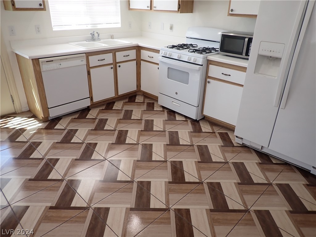 872 Adobe Flat Drive Henderson, NV 89011 - Photo 7 of 44 All Kitchen Appliances Included