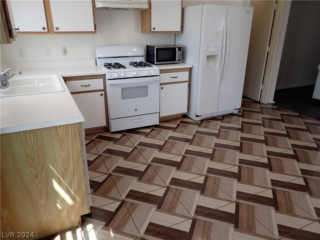872 Adobe Flat Drive Henderson, NV 89011 - Photo 8 of 44 Tiled Kitchen Floor