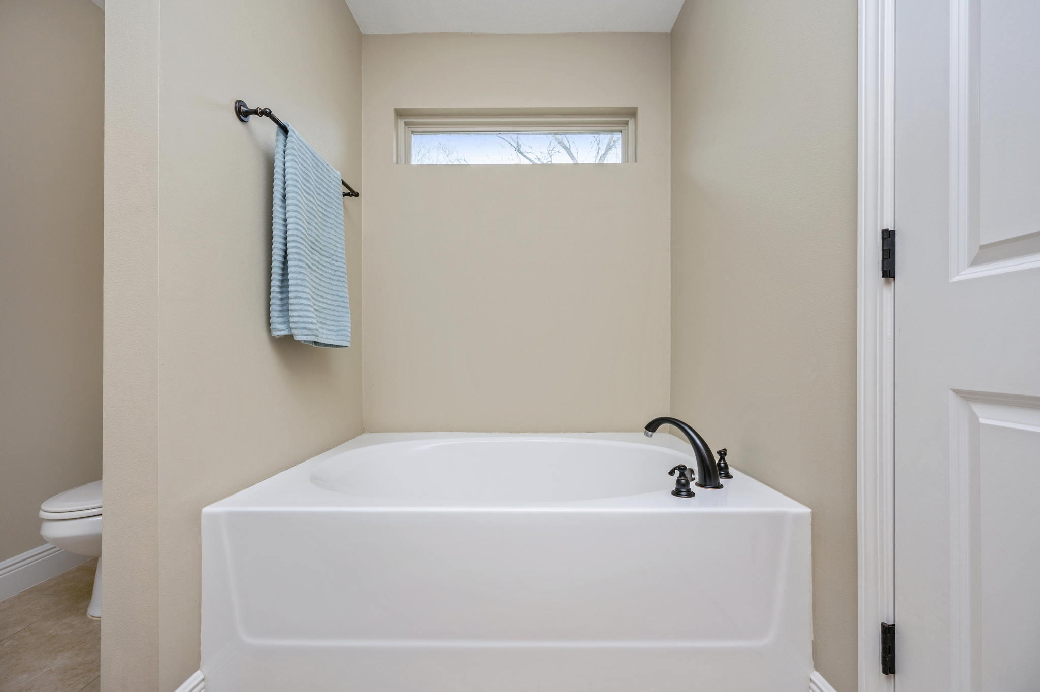 5811 Roberts Road Crestview, FL 32536 - Photo 22 of 35 a bathroom with a bathtub