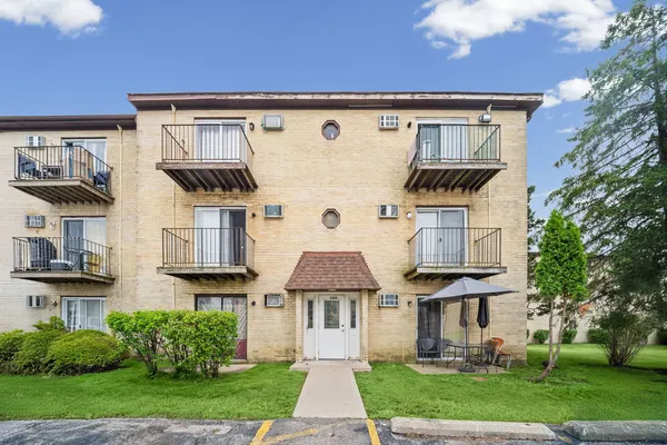 $199,000 | 2429 Crystal Lane, Unit 2D, Arlington Heights, IL 60004