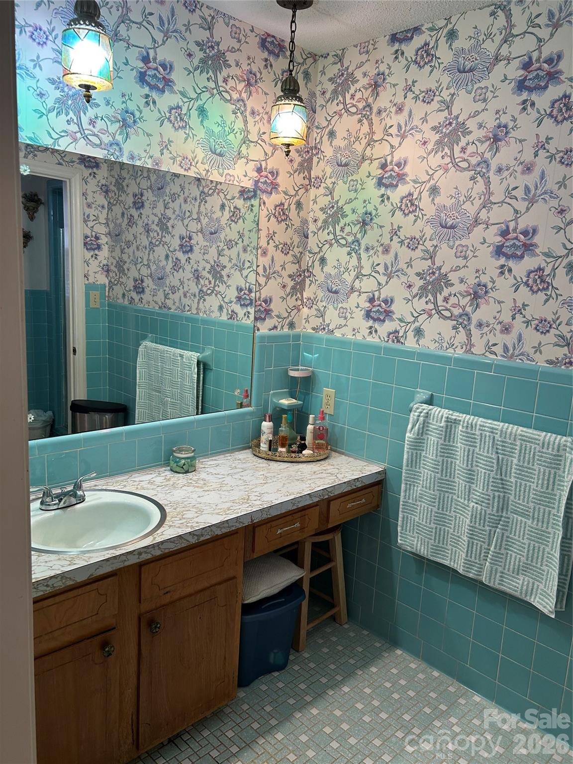 336 Bridges Road Blacksburg, SC 29702 - Photo 15 of 26 a bath room with a sink and chairs
