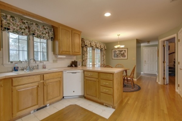 38 King's Road Norwood, MA 02062 - Photo 8 of 30 Gallery Image 8
