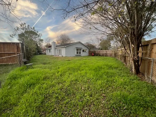a view of a yard in front of house
