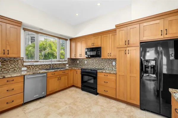 $15,000 | 4340 Pine Tree Drive, Miami Beach, FL 33140