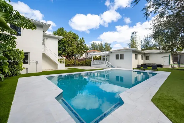 $15,000 | 4340 Pine Tree Drive, Miami Beach, FL 33140