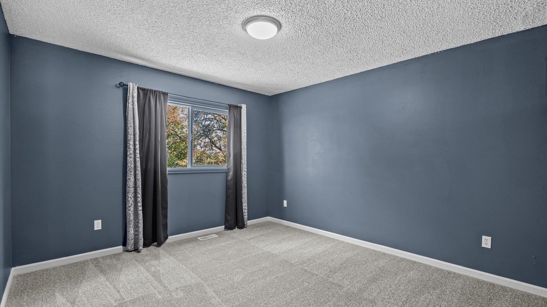 386 Ridge Cir Drive Grand Junction, CO 81507 - Photo 26 of 33 an empty room with windows and closet