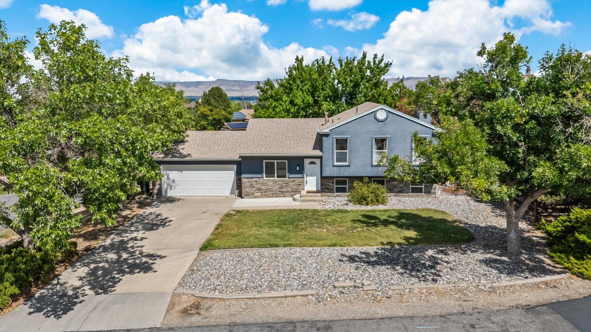 386 Ridge Cir Drive Grand Junction, CO 81507 - Photo 4 of 33 a front view of a house with a yard