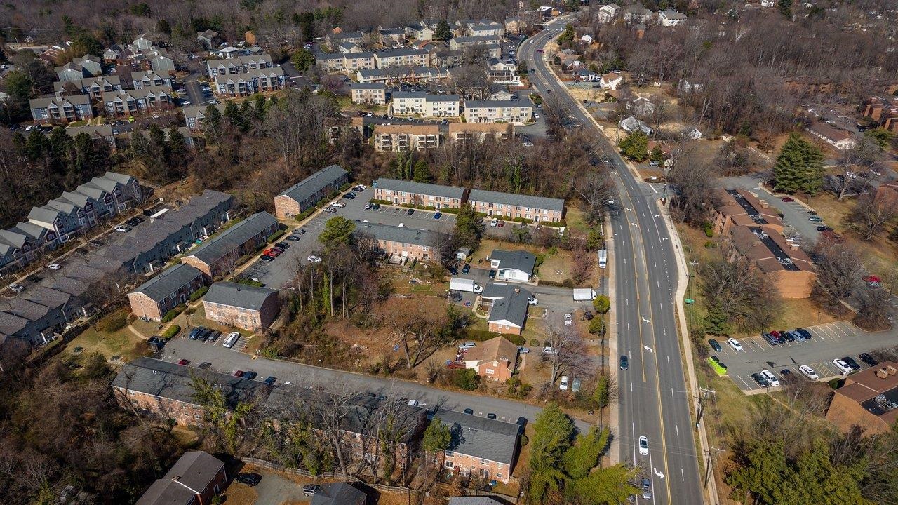 2527 Hydraulic Road, Unit 26 Charlottesville, VA 22901 - Photo 46 of 56 an aerial view of a residential apartment building with a tree