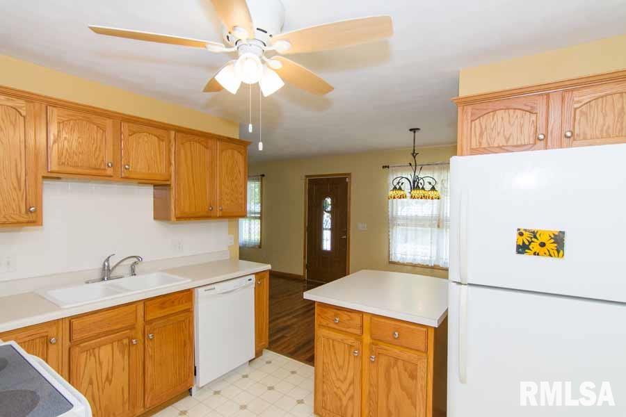 127 Easy Street Washington, IL 61571 - Photo 16 of 36 Gallery Image 16