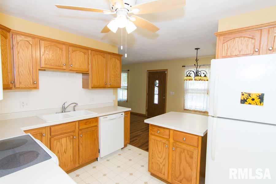 127 Easy Street Washington, IL 61571 - Photo 6 of 36 Gallery Image 6