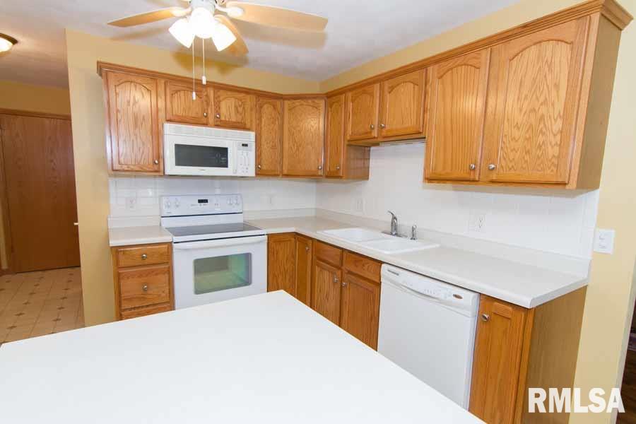 127 Easy Street Washington, IL 61571 - Photo 8 of 36 Gallery Image 8